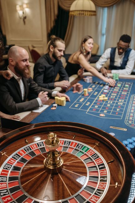 Slots, Poker, and the Real Math Behind iGaming Wins