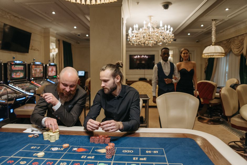 The Quiet Math Behind Every Slot Spin and Poker Bluff
